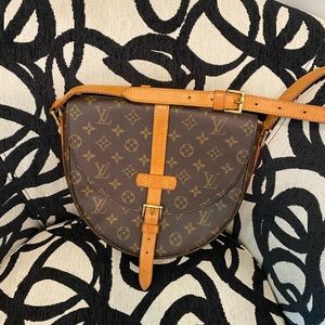 Authentic Chantilly GM crossbody